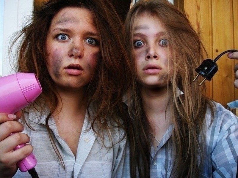 Фото: две девочки с феном
