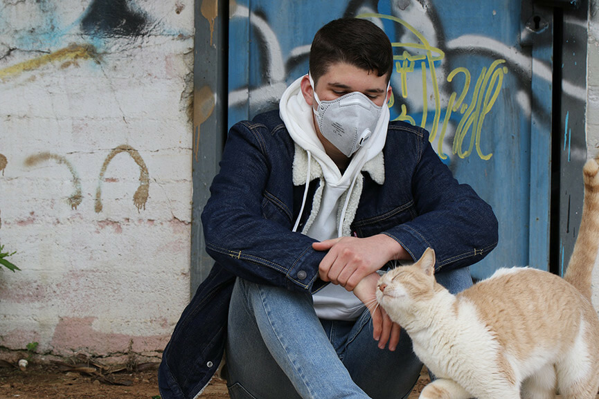 Фото: мальчик в маске с котом