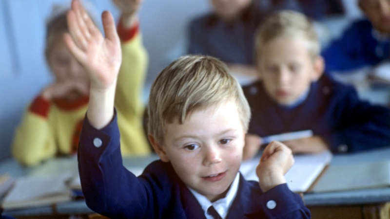 Фото: мальчик тянет руку